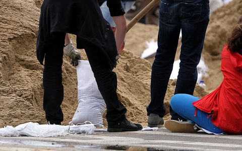 Hochwasser-Helfer beim Befüllen von Sandsäcken (Archiv) - Foto: über dts Nachrichtenagentur