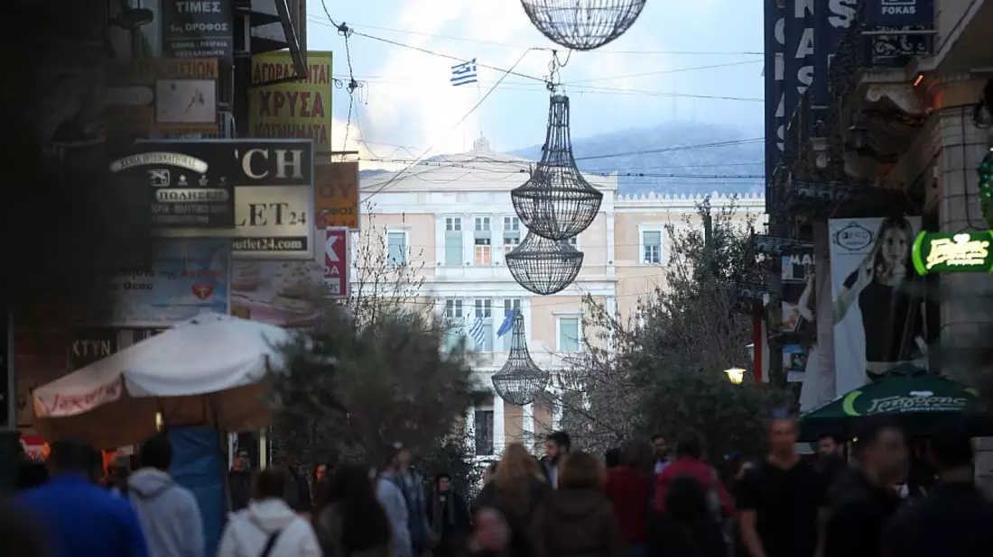 Einkaufsstraße in Athen mit Griechischem Parlament (Archiv) - Bild: über dts Nachrichtenagentur