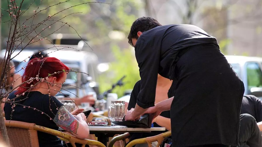 Bedienung in einem CafÃ© - Bild: über dts Nachrichtenagentur