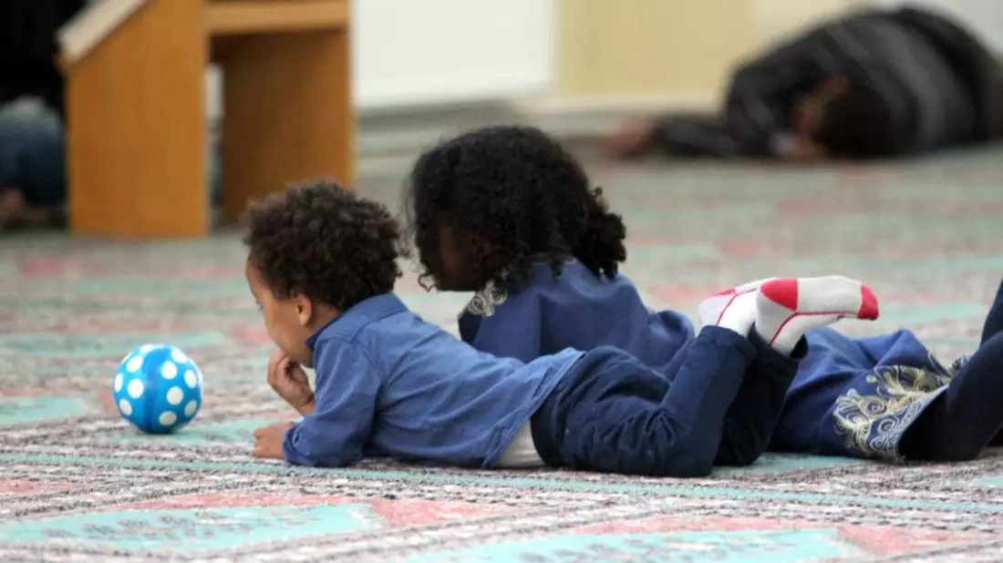 Kinder von Moslems in einer Moschee - Bild: über dts Nachrichtenagentur