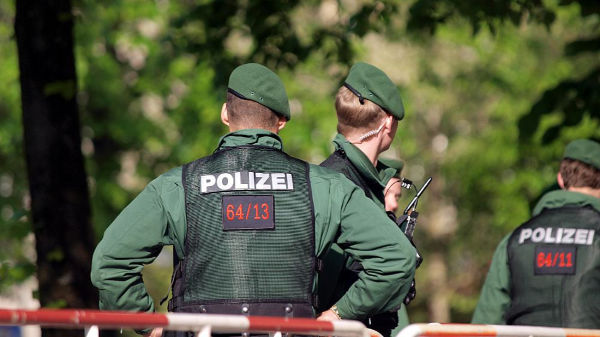 Polizisten an einer Absperrung (Archiv) - Foto: über dts Nachrichtenagentur