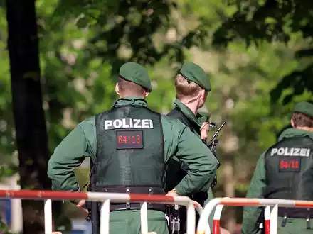 Polizisten an einer Absperrung (Archiv) - Foto: über dts Nachrichtenagentur