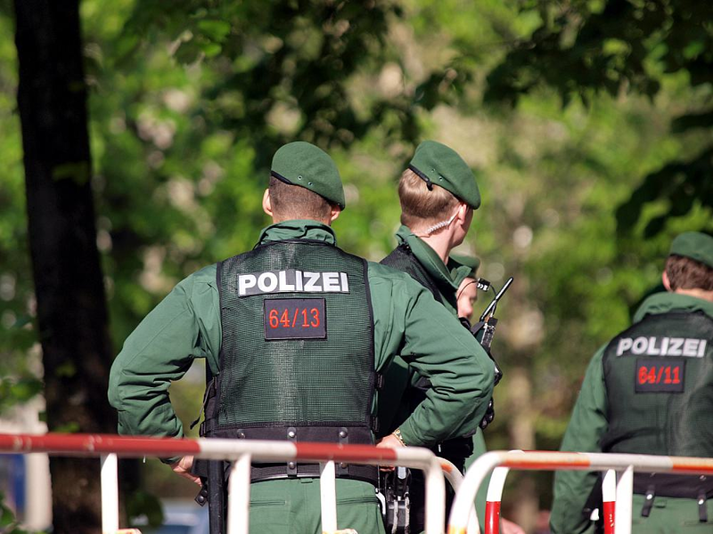 Polizisten an einer Absperrung (Archiv) - Foto: über dts Nachrichtenagentur