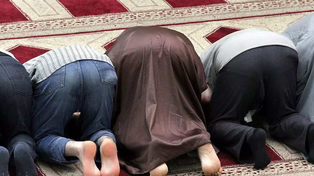 Gläubige Muslime beim Gebet in einer Moschee (Archiv) - Bild: über dts Nachrichtenagentur