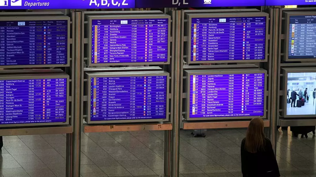 Frau vor Informationstafel am Frankfurter Flughafen - Bild: über dts Nachrichtenagentur
