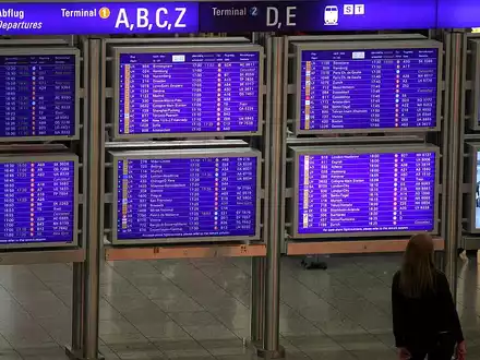 Frau vor Informationstafel am Frankfurter Flughafen - Foto: über dts Nachrichtenagentur