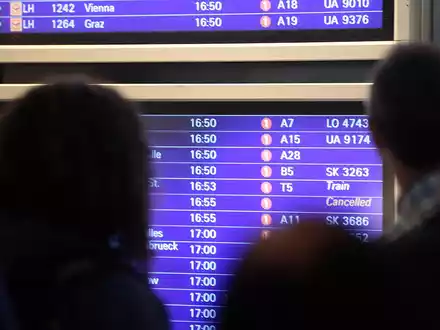 Passagiere vor Informationstafel am Frankfurter Flughafen - Foto: über dts Nachrichtenagentur