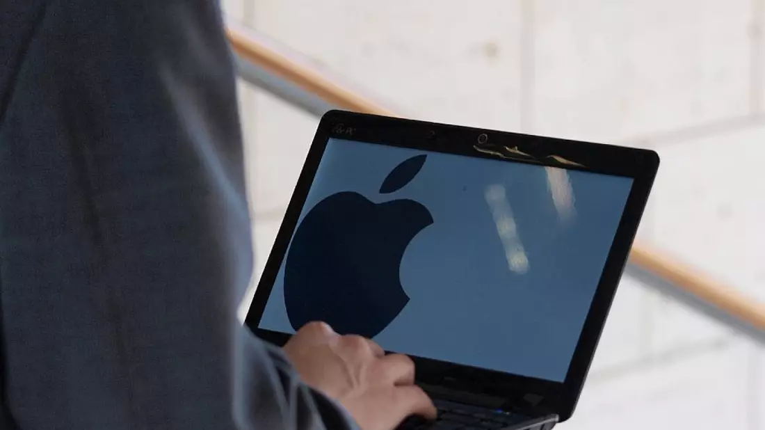Apple-Logo auf einem Computer (Archiv) - Bild: über dts Nachrichtenagentur