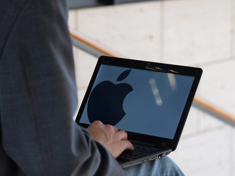 Apple-Logo auf einem Computer (Archiv) - Foto: über dts Nachrichtenagentur