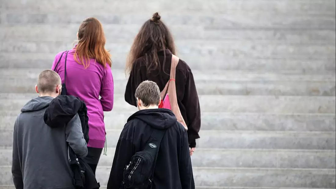 Vier junge Leute auf einer Treppe - Bild: über dts Nachrichtenagentur