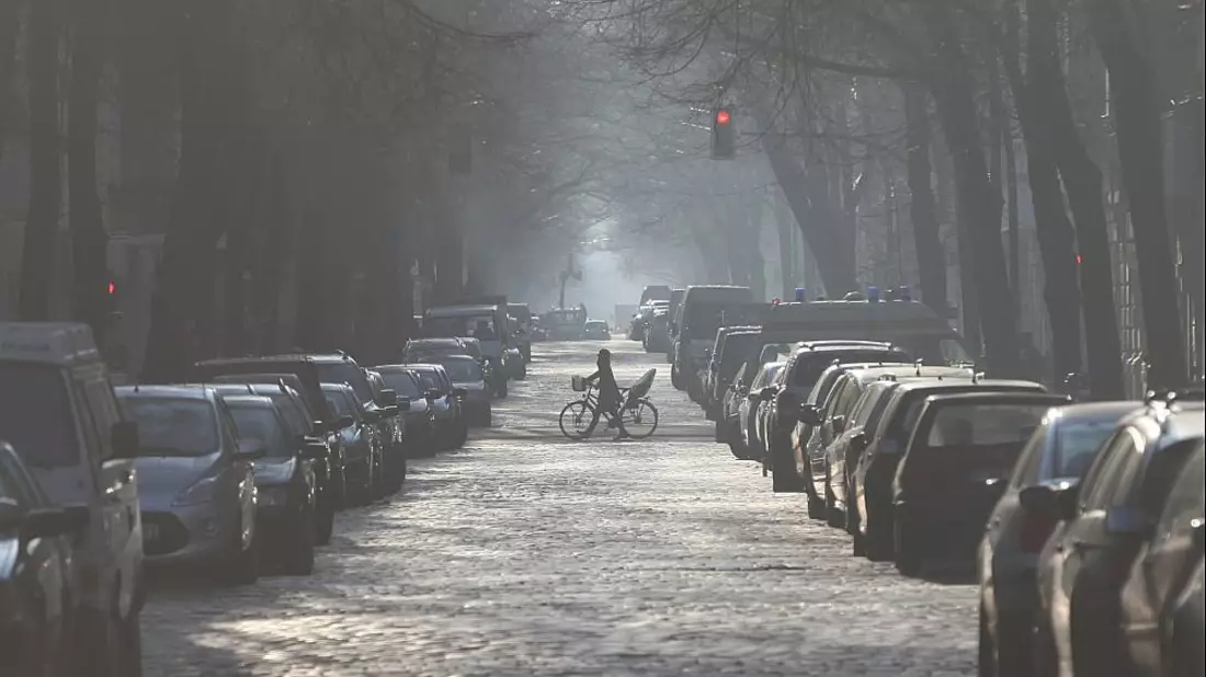 Parkende Autos in einer StraÃŸe - Bild: über dts Nachrichtenagentur