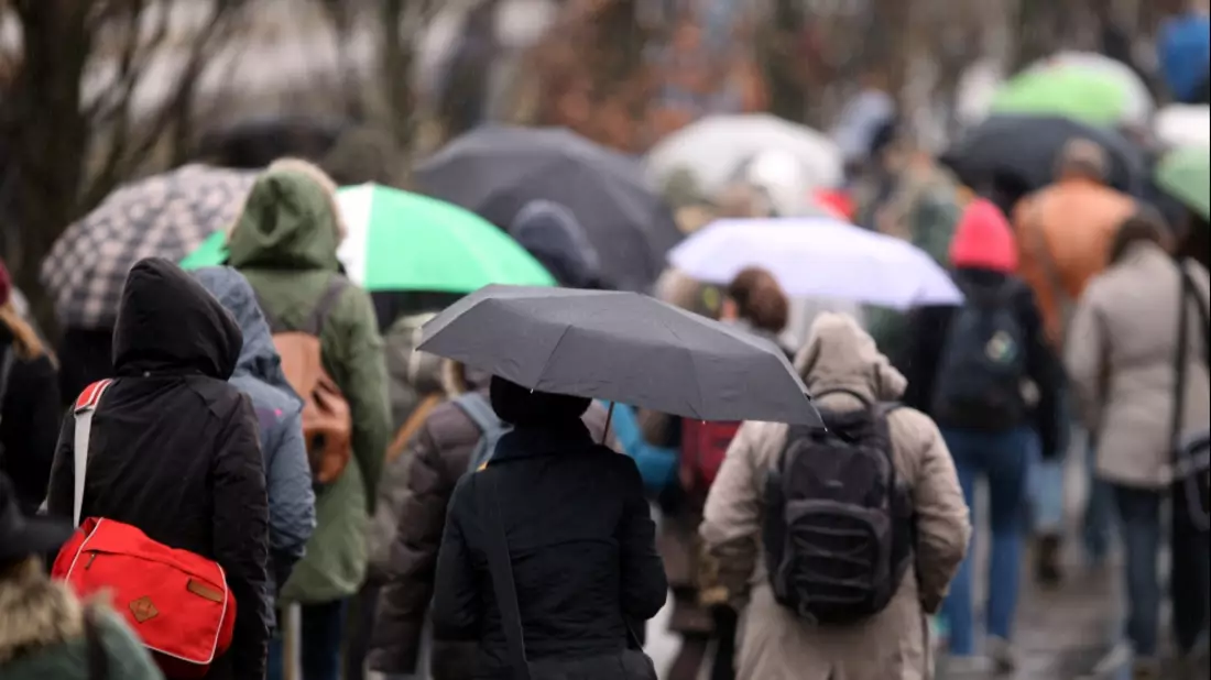 Menschen mit Regenschirm - Bild: über dts Nachrichtenagentur