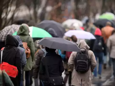 Menschen mit Regenschirm - Foto: über dts Nachrichtenagentur