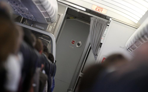 Flugzeugkabine mit Cockpit-Tür (Archiv) - Foto: über dts Nachrichtenagentur