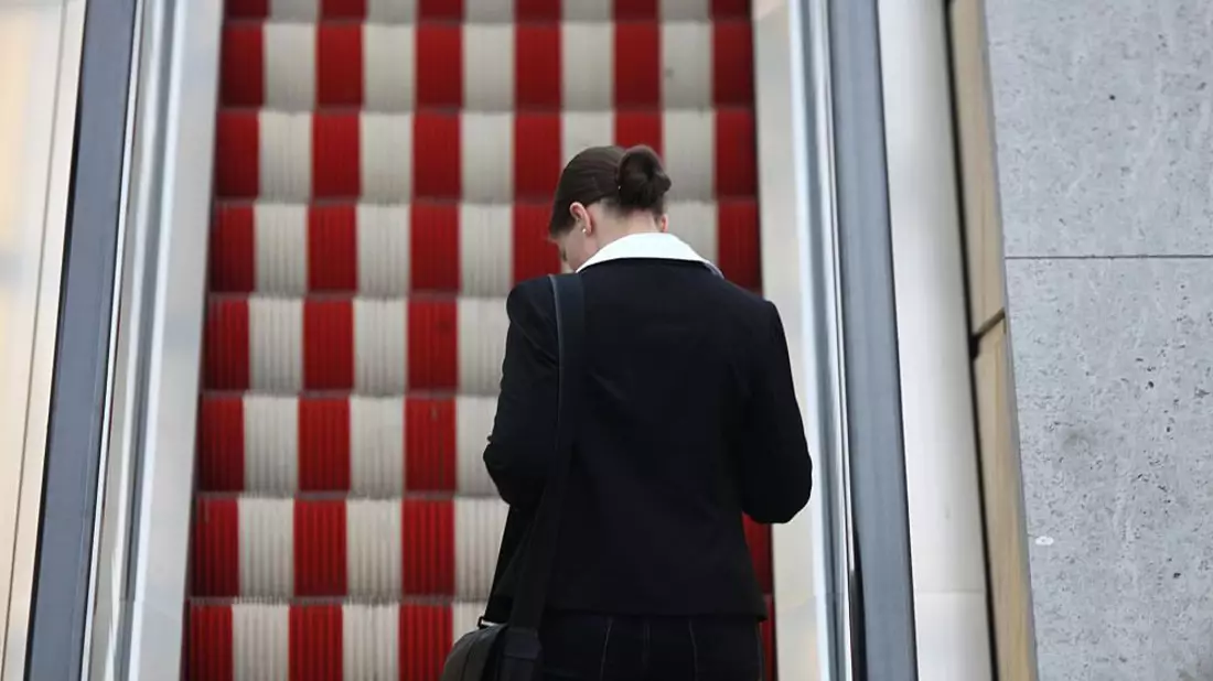 Frau auf einer Rolltreppe - Bild: über dts Nachrichtenagentur