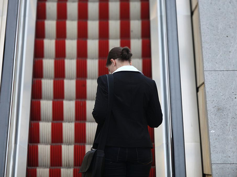 Frau auf einer Rolltreppe (Archiv) - Foto: über dts Nachrichtenagentur