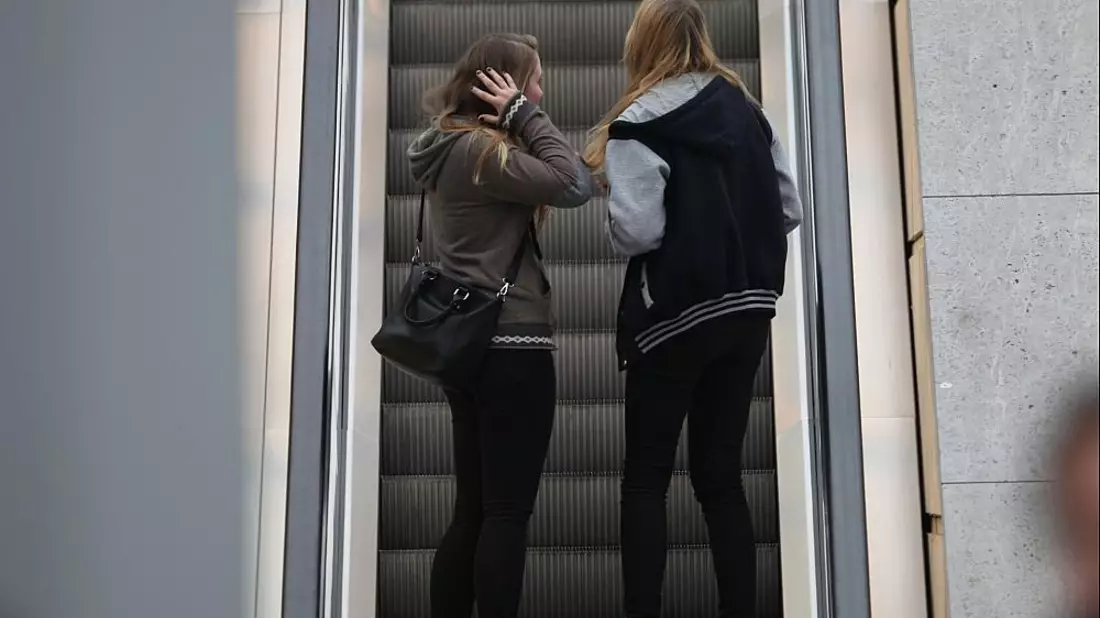 Junge Mädchen auf einer Rolltreppe (Archiv) - Bild: über dts Nachrichtenagentur
