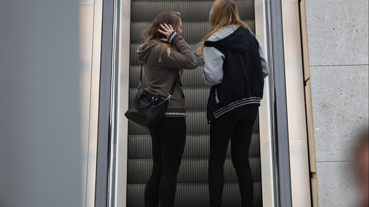 Junge Mädchen auf einer Rolltreppe (Archiv) - Foto: über dts Nachrichtenagentur