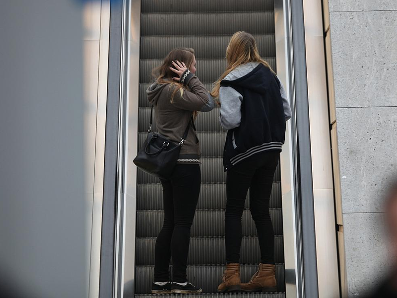 Junge Mädchen auf einer Rolltreppe (Archiv) - Foto: über dts Nachrichtenagentur