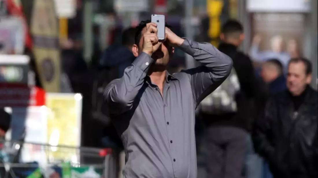 Mann mit Smartphone - Bild: über dts Nachrichtenagentur