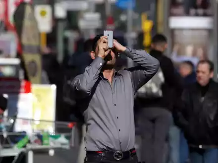 Mann mit Smartphone - Foto: über dts Nachrichtenagentur