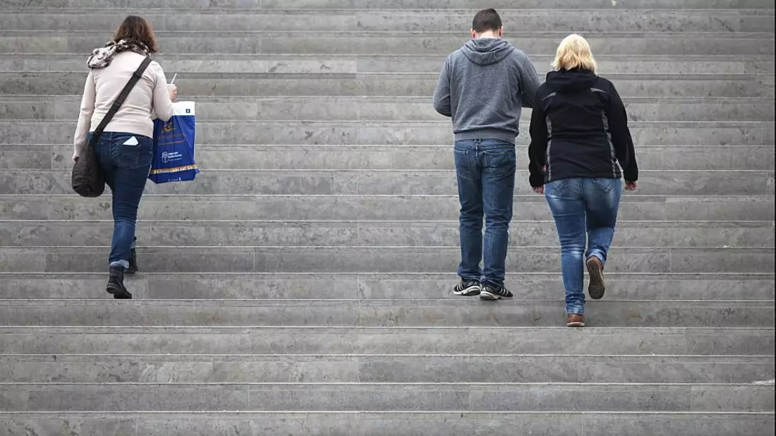 Drei Personen gehen eine Treppe hinauf - Bild: über dts Nachrichtenagentur