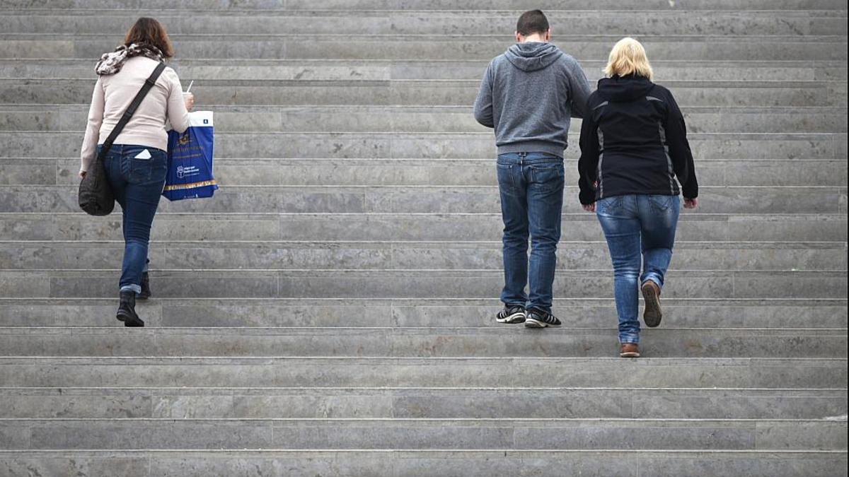 Drei Personen gehen eine Treppe hinauf (Archiv) - Foto: über dts Nachrichtenagentur
