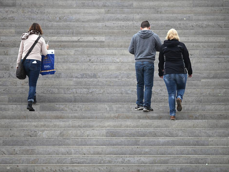 Drei Personen gehen eine Treppe hinauf - Foto: über dts Nachrichtenagentur
