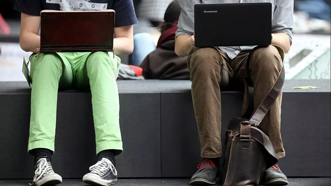 Zwei MÃ¤nner surfen im Internet - Bild: über dts Nachrichtenagentur