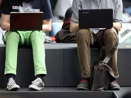 Zwei Männer surfen im Internet (Archiv) - Foto: über dts Nachrichtenagentur