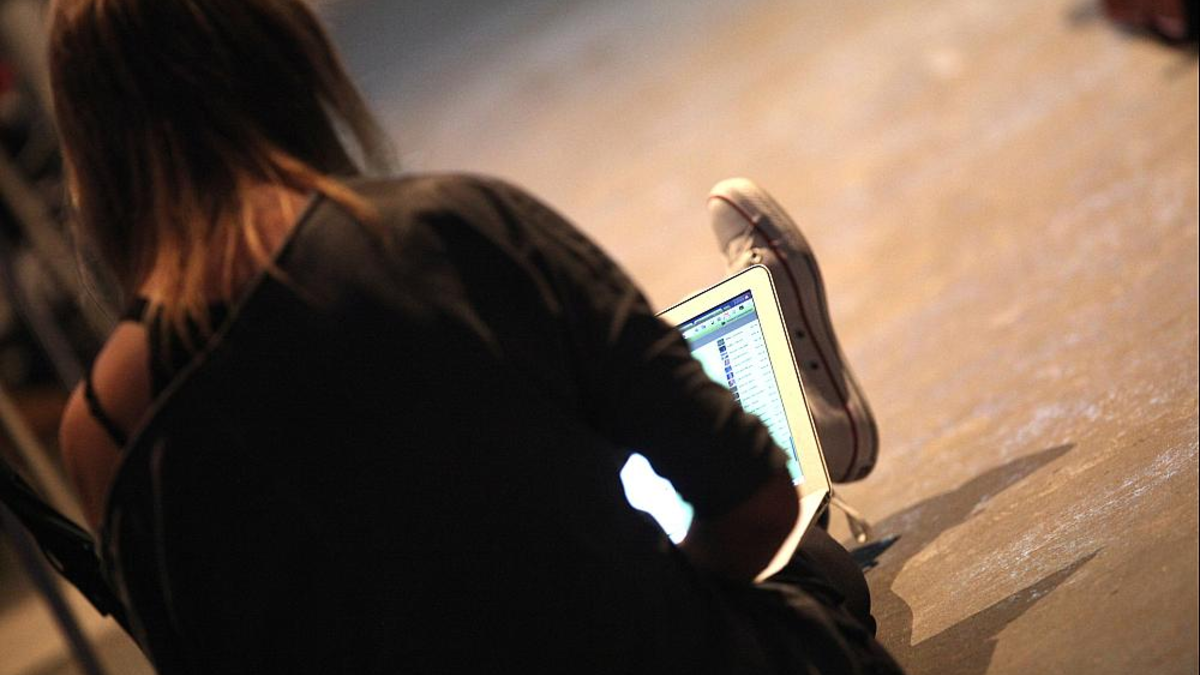 Computer-Nutzerin auf Facebook - Foto: über dts Nachrichtenagentur