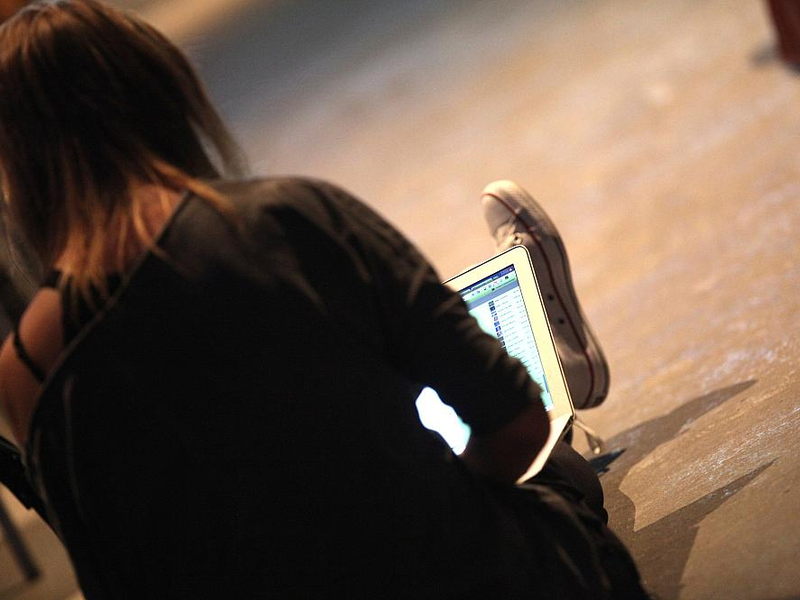 Computer-Nutzerin auf Facebook (Archiv) - Foto: über dts Nachrichtenagentur