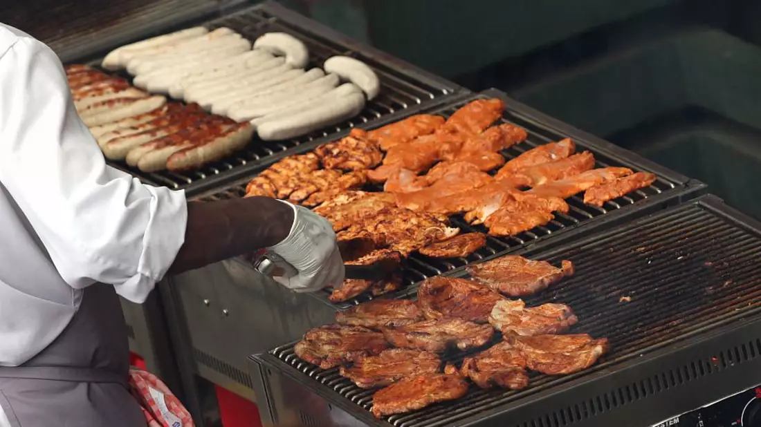 Hähnchenschnitzel und Würste auf einem Grill (Archiv) - Bild: über dts Nachrichtenagentur