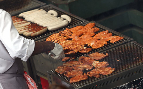 Hähnchenschnitzel und Würste auf einem Grill (Archiv) - Foto: über dts Nachrichtenagentur