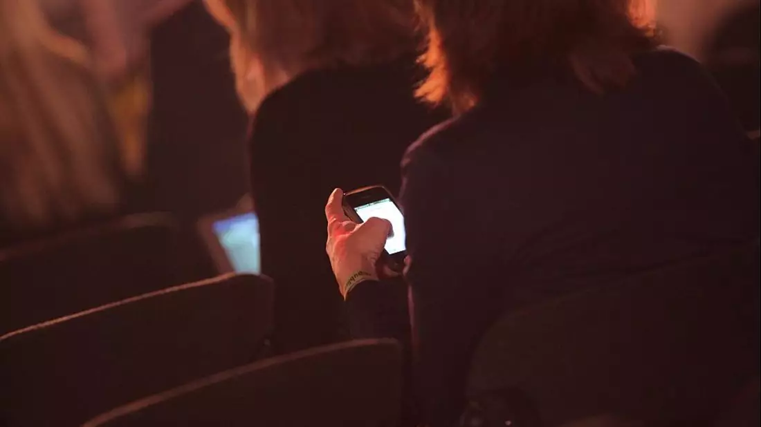 Geschäftsfrauen mit Smartphone (Archiv) - Bild: über dts Nachrichtenagentur