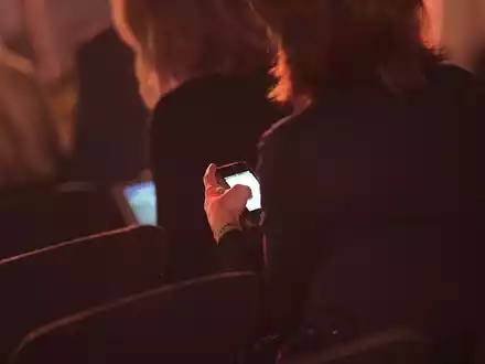 Geschäftsfrauen mit Smartphone (Archiv) - Foto: über dts Nachrichtenagentur