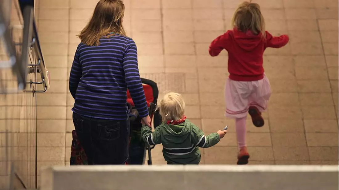 Mutter mit zwei Kindern - Bild: über dts Nachrichtenagentur