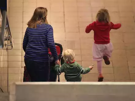 Mutter mit zwei Kindern (Archiv) - Foto: ĂŒber dts Nachrichtenagentur