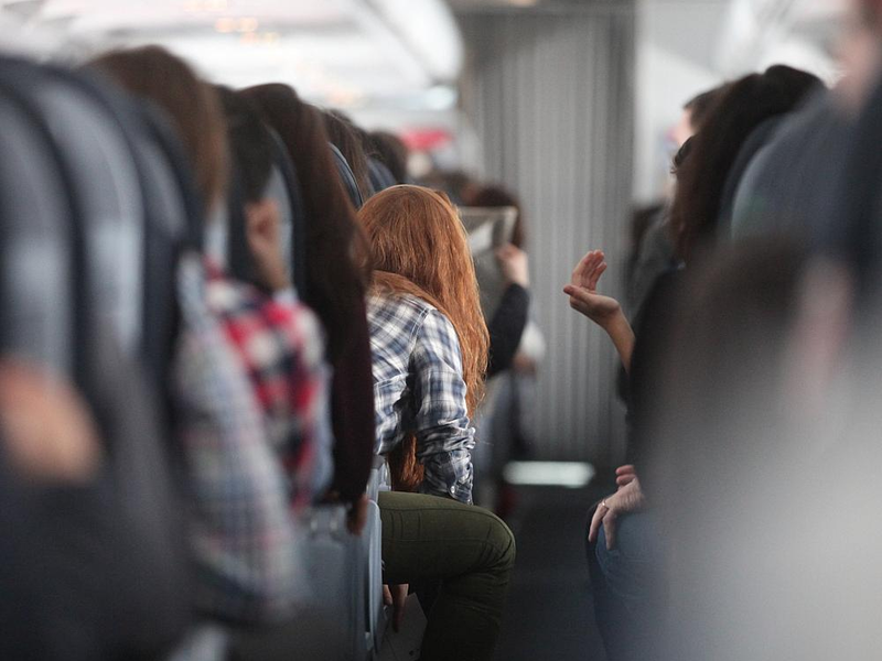 Rothaarige Frau in einem Flugzeug - Foto: über dts Nachrichtenagentur