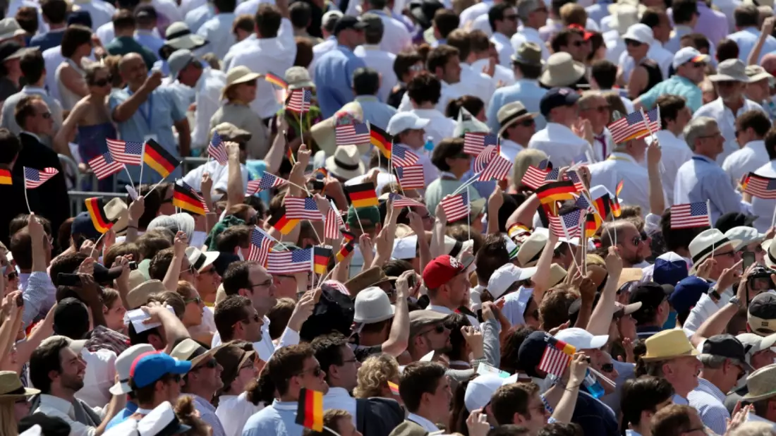 Zuschauer mit FÃ¤hnchen der USA und Deutschlands vor dem Brandenburger Tor in Berlin - Bild: über dts Nachrichtenagentur
