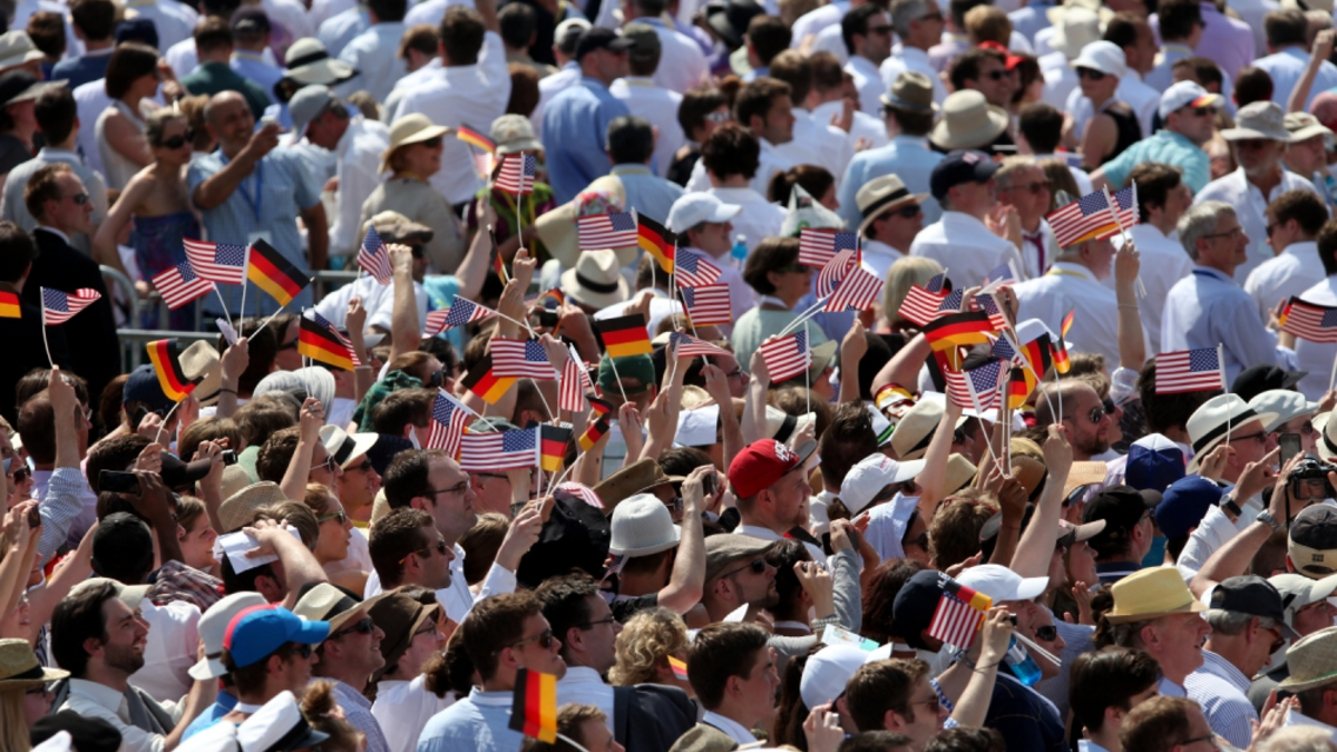Zuschauer mit FÃ¤hnchen der USA und Deutschlands vor dem Brandenburger Tor in Berlin - Foto: über dts Nachrichtenagentur