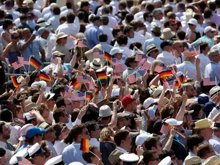 Zuschauer mit FÃ¤hnchen der USA und Deutschlands vor dem Brandenburger Tor in Berlin - Foto: über dts Nachrichtenagentur