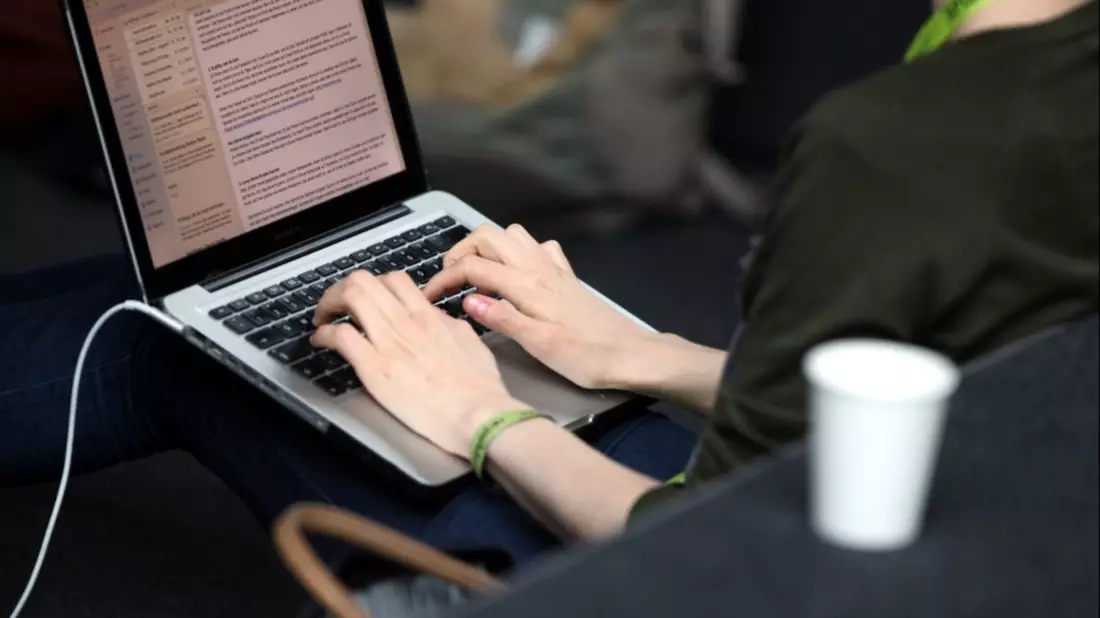 Frau an einem Laptop - Bild: über dts Nachrichtenagentur