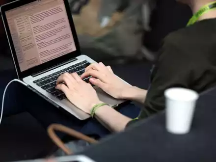 Frau an einem Laptop - Foto: über dts Nachrichtenagentur