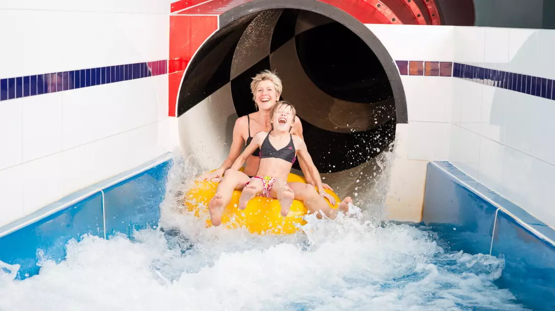 Ein riesiger Spaß für alle Generationen: Die Hotel-Reifen-Wasserrutsche im Kinderhotel Oberjoch ist mit 128 Metern die längste in Deutschland.  - Bild: Foto: Kinderhotel Oberjoch