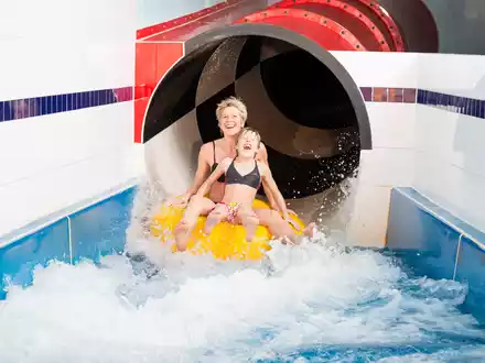 Ein riesiger Spaß für alle Generationen: Die Hotel-Reifen-Wasserrutsche im Kinderhotel Oberjoch ist mit 128 Metern die längste in Deutschland.  - Foto: Kinderhotel Oberjoch