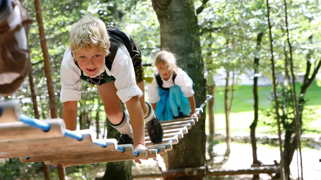 Abenteuer-Kletterwald des Kinderhotels.  - Bild: Foto: Kinderhotel Oberjoch  