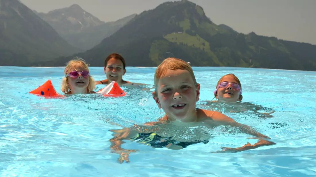 Ein Alpenpanorama der Extraklasse und pollenarme Luft zum Durchatmen verspricht der Outdoor-Pool des Kinderhotels. Foto: Kinderhotel Oberjoch       - Bild: Foto: Kinderhotel Oberjoch