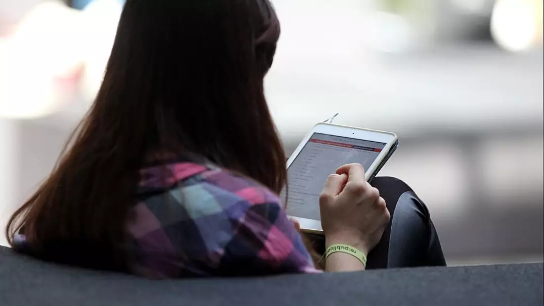 Frau mit Tablet (Archiv) - Bild: über dts Nachrichtenagentur
