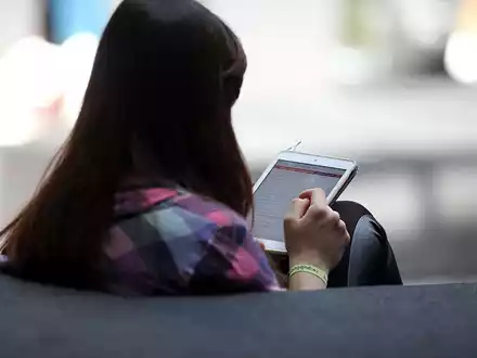 Frau mit Tablet (Archiv) - Foto: über dts Nachrichtenagentur